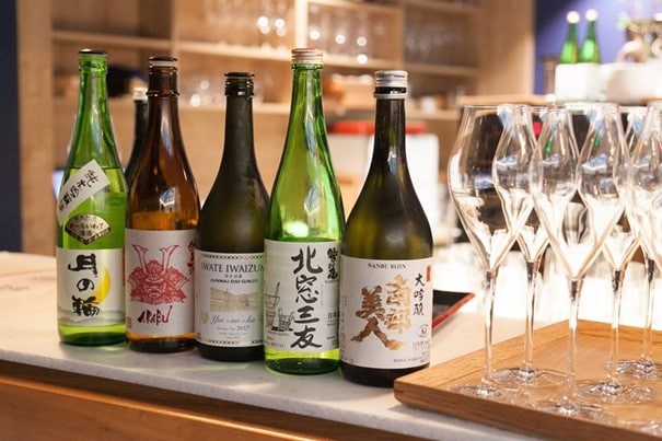 Les cinq sakés d’exception élaborés par des brasseurs d’Iwate et dégustés à Paris à la Maison du Saké : Akabu, Senkin, Tsukinowa, Washinoo, Nanbu bijin. Le Junmai Akabu a été servi dans des coupes à saké en laque (extraite d’arbres à laque ou vernis du Japon) des ateliers Joboji à Morioka. Photo © François Collombet